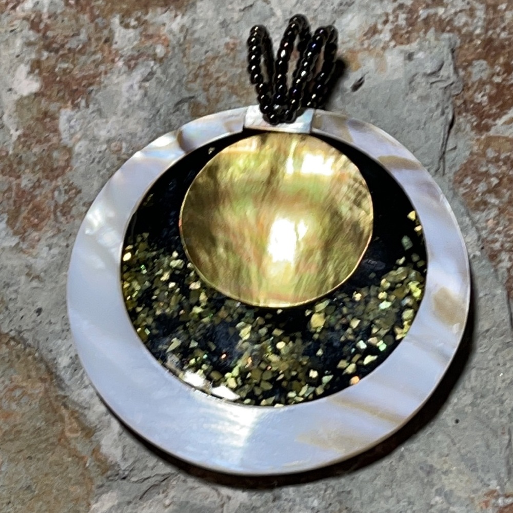 ✨3/$25✨ abalone/mother of pearl and resin pendant